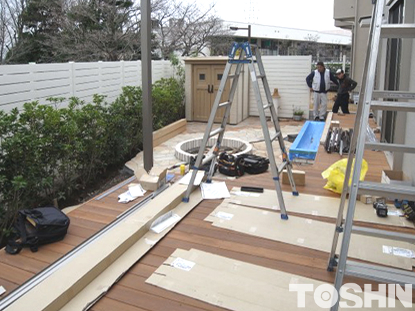 お庭工事でテラス屋根施工中　川崎市