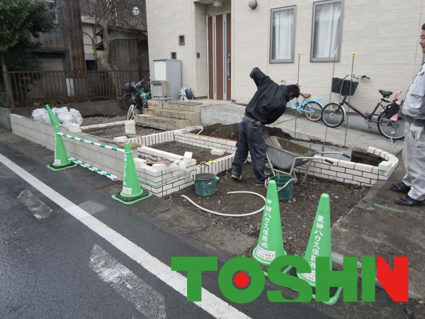 レンガ積の花壇と階段