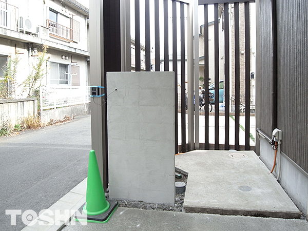 建売住宅のエクステリアにオリジナル門柱　神奈川県