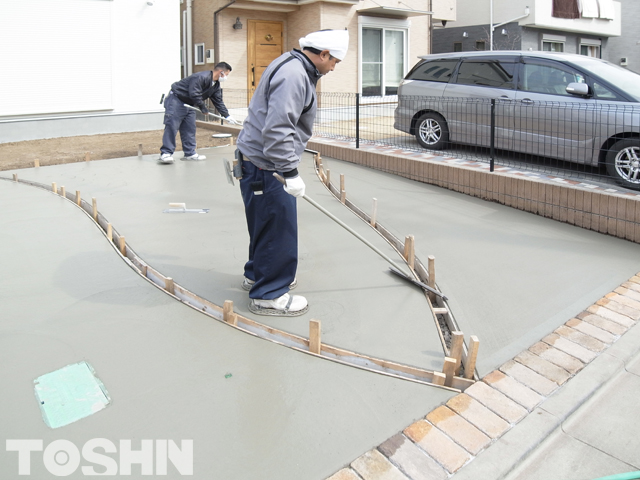 駐車場コンクリート工事　刷毛引き仕上げ　相模原市　N様邸