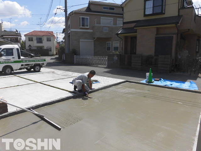 透水性インターロッキングの敷工前の下地作業中　相模原市　H様邸