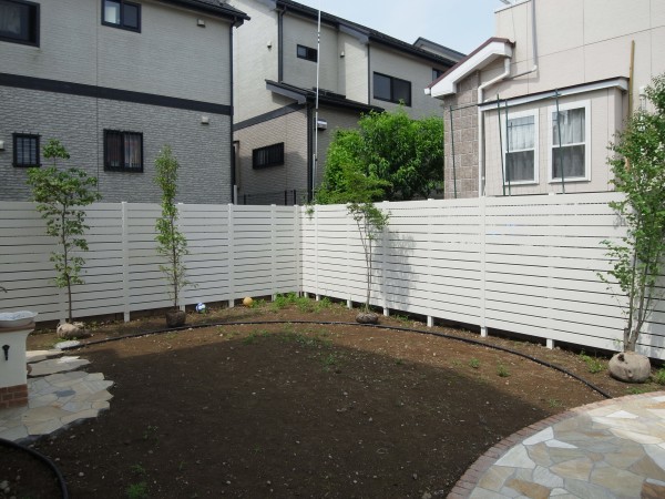 目隠しフェンスと植栽 町田市でエクステリア 外構工事なら東神ハウスへ 目隠しフェンスと植栽 町田市でエクステリア 外構工事なら東神ハウスへ