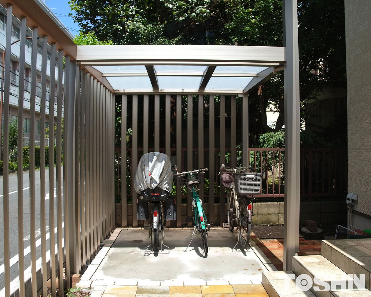 プラスｇで奥行き感のあるアプローチとおしゃれな自転車置場