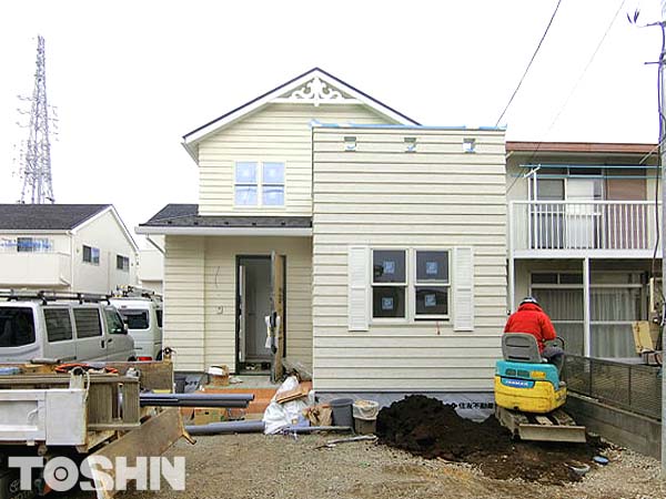 自然石乱形貼りを入れておしゃれなアプローチ　座間市　T様邸