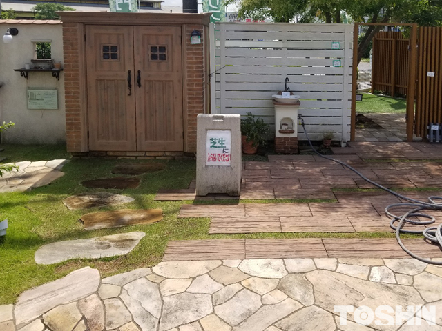 東神ハウススタッフで貼った芝生「養生中」