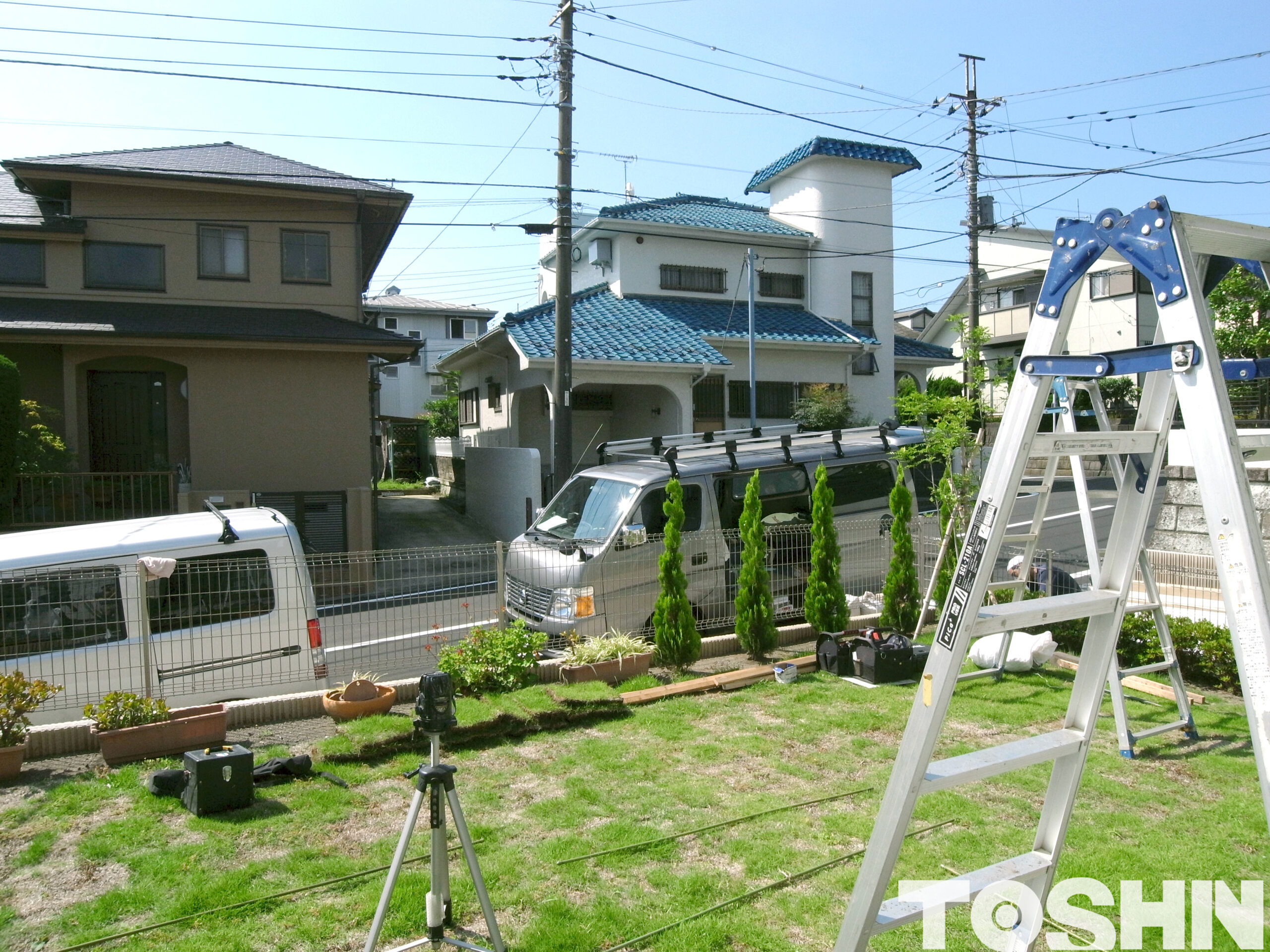 目隠し設置前　道路から良く見えてしまうお庭