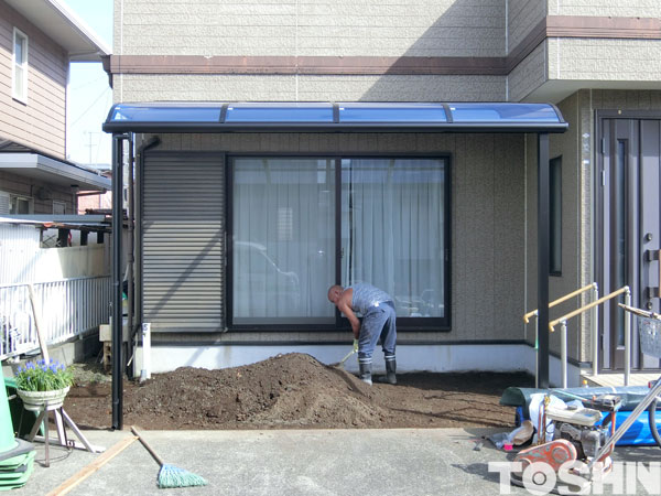 庭に人工芝を敷いて屋根を付けました